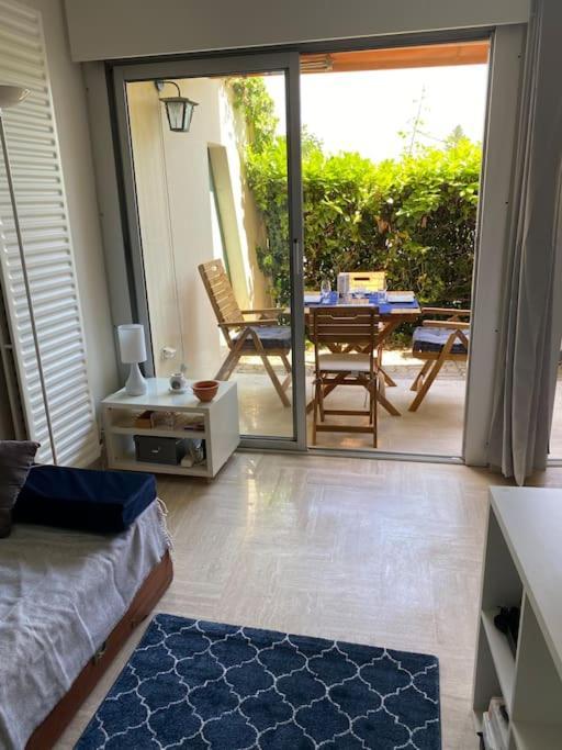 Studio Eleverca 3*- Rez De Jardin Terrasse - Axelle Loc'Appart Mandelieu エクステリア 写真