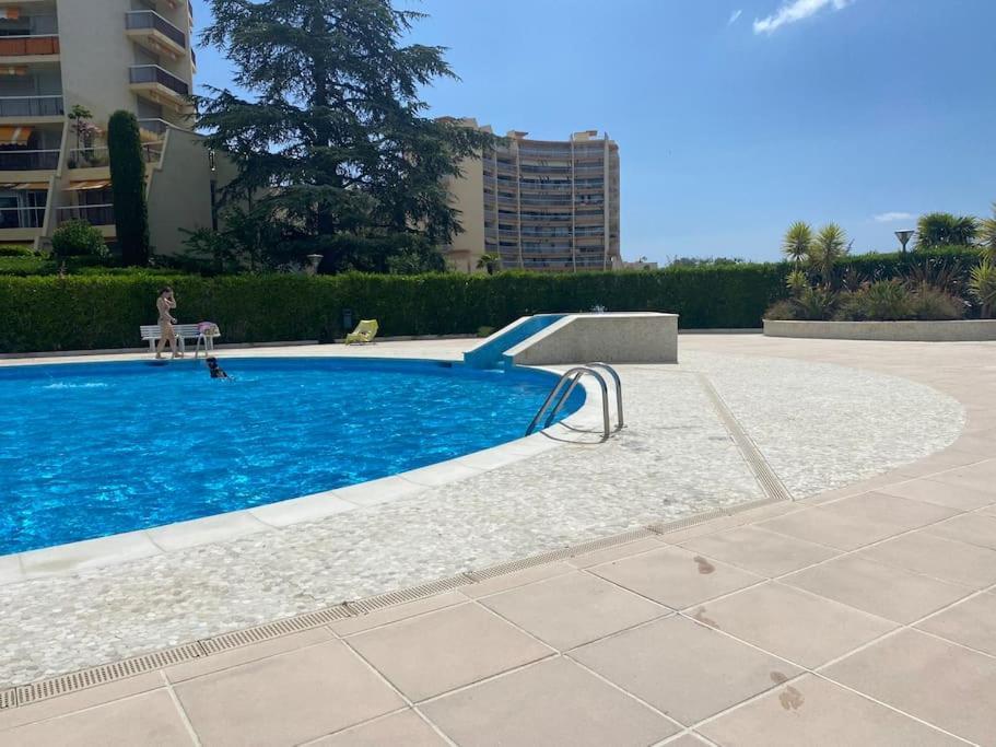Studio Eleverca 3*- Rez De Jardin Terrasse - Axelle Loc'Appart Mandelieu エクステリア 写真